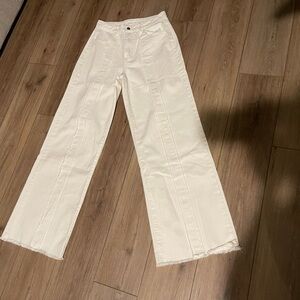 Wideleg cream denim trouser w/fringed edges and inlet on the denim very